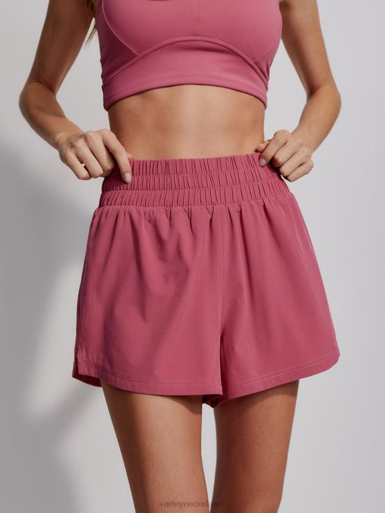 BD04L275 Rose Kallin loopt kort 3 