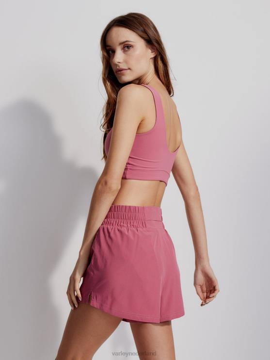 BD04L275 Rose Kallin loopt kort 3 